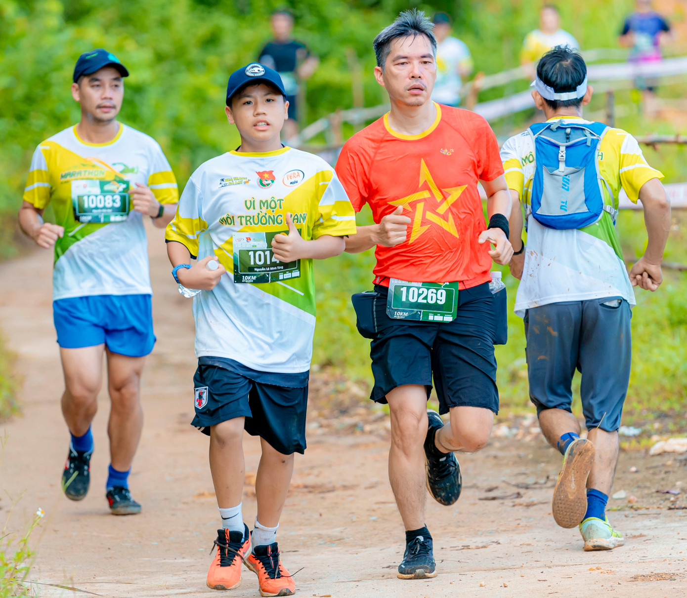 Giải chạy thu hút hàng trăm vận động viên đủ các lứa tuổi tham gia.