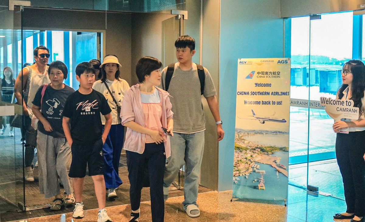 Những hành khách bay trên chuyến bay thương mại đầu tiên đến Sân bay quốc tế Cam Ranh ngày 29/9. Ảnh: L.X.