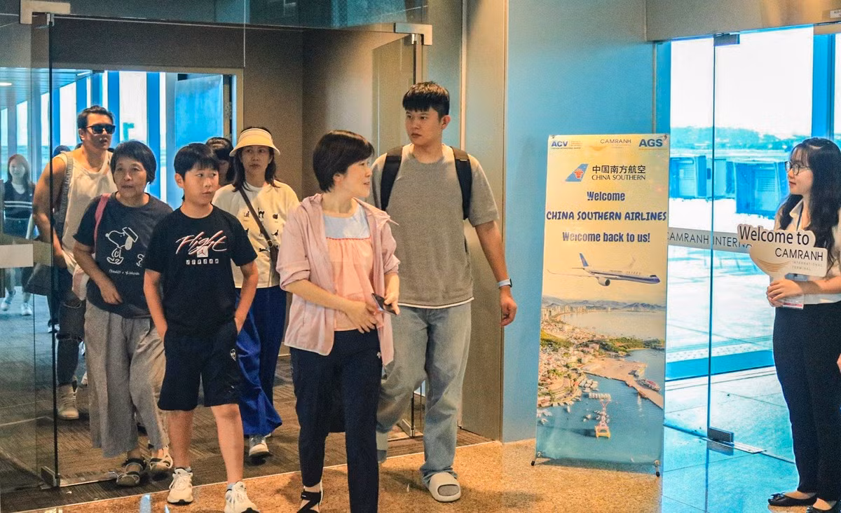 Những hành khách bay trên chuyến bay thương mại đầu tiên đến Sân bay quốc tế Cam Ranh ngày 29/9. Ảnh: L.X.
