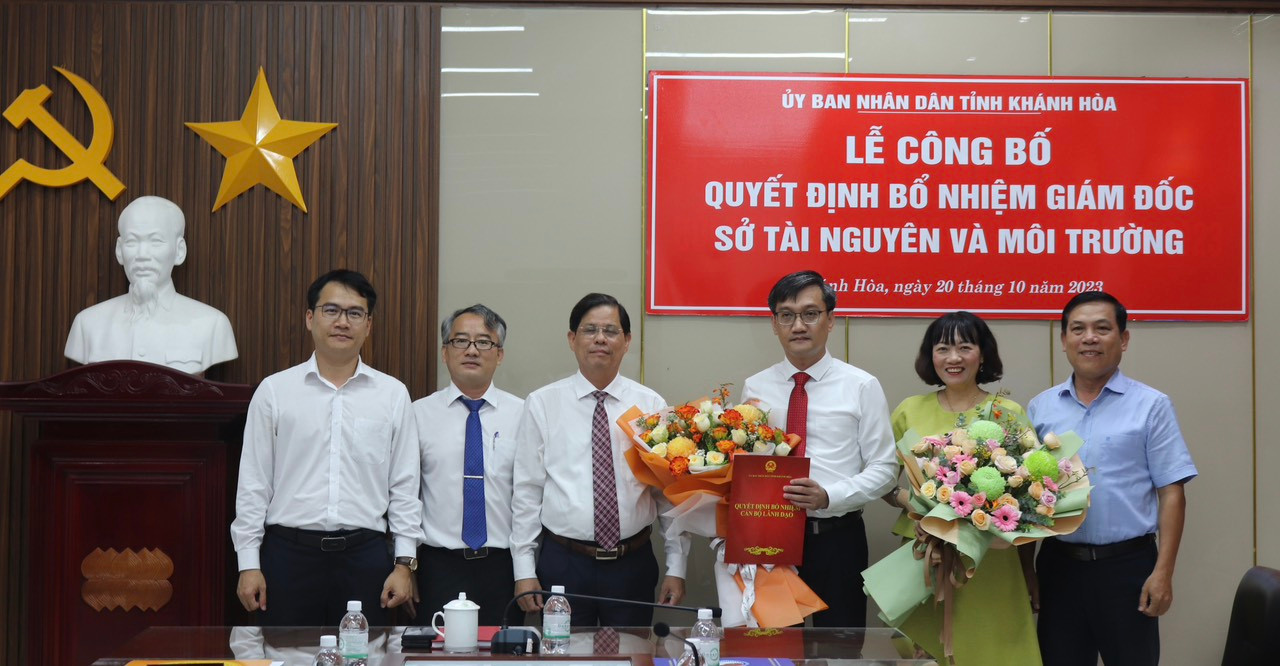 Ông Vũ Chí Hiếu (thứ 3 bên phải) được bổ nhiệm làm Giám đốc Sở TN&MT Khánh Hoà. Ông Vũ Chí Hiếu (thứ 3 bên phải) được bổ nhiệm làm Giám đốc Sở TN&MT Khánh Hoà.