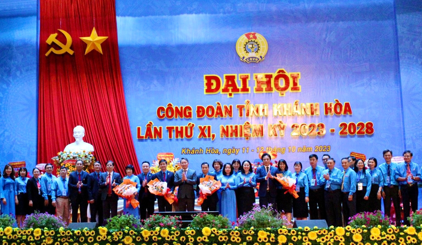 Lãnh đạo Tỉnh ủy Khánh Hòa tặng hoa Ban Chấp hành Liên đoàn Lao động tỉnh Khánh Hòa nhiệm kỳ 2023-2028. Ảnh: Khánh Nguyên. Lãnh đạo Tỉnh ủy Khánh Hòa tặng hoa Ban Chấp hành Liên đoàn Lao động tỉnh Khánh Hòa nhiệm kỳ 2023-2028. Ảnh: Khánh Nguyên.