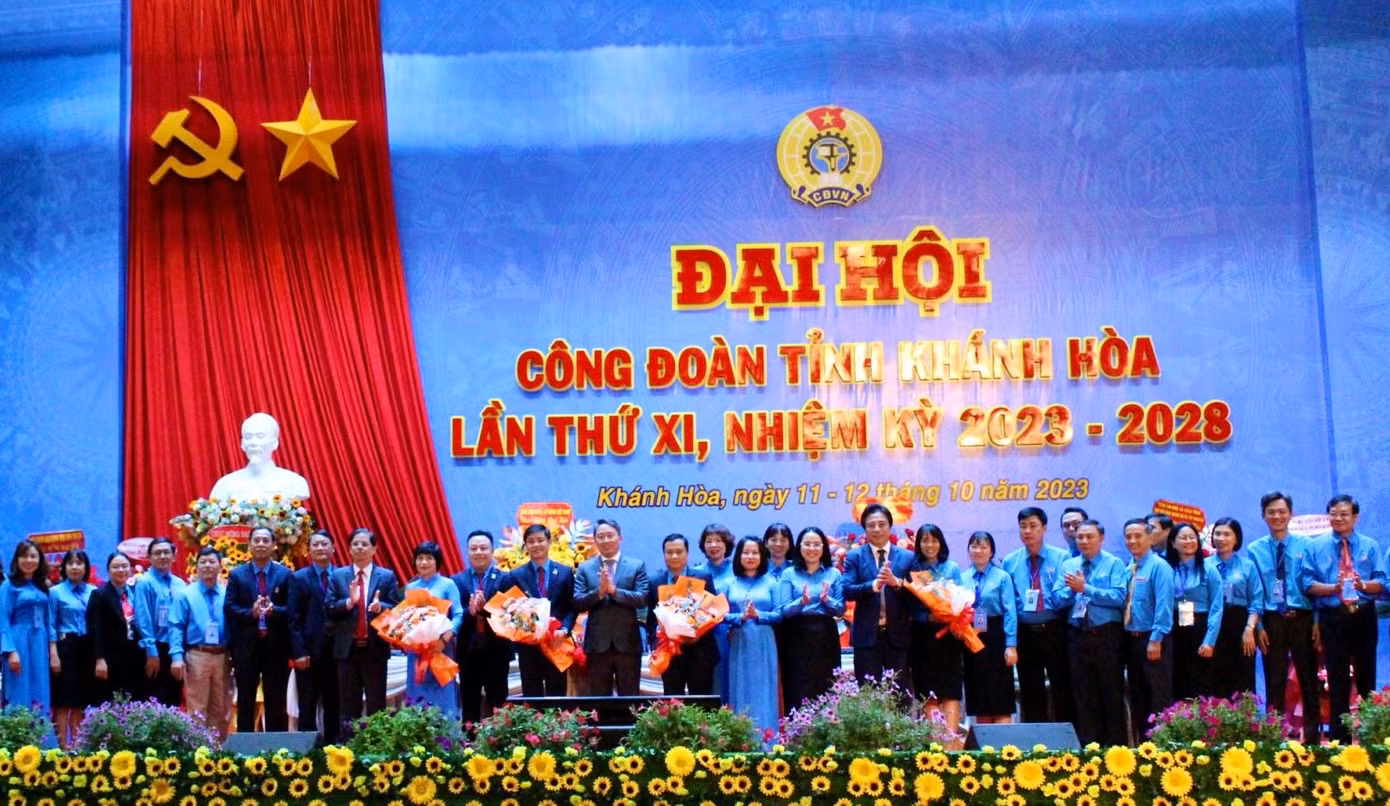 Lãnh đạo Tỉnh ủy Khánh Hòa tặng hoa Ban Chấp hành Liên đoàn Lao động tỉnh Khánh Hòa nhiệm kỳ 2023-2028. Ảnh: Khánh Nguyên.