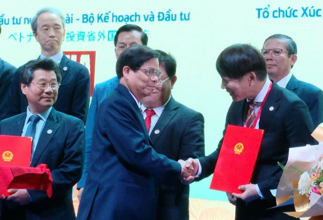 Ông Nguyễn Tấn Tuân (giữa) trao biên bản ghi nhớ cho các cơ quan Nhật Bản. Ông Nguyễn Tấn Tuân (giữa) trao biên bản ghi nhớ cho các cơ quan Nhật Bản.