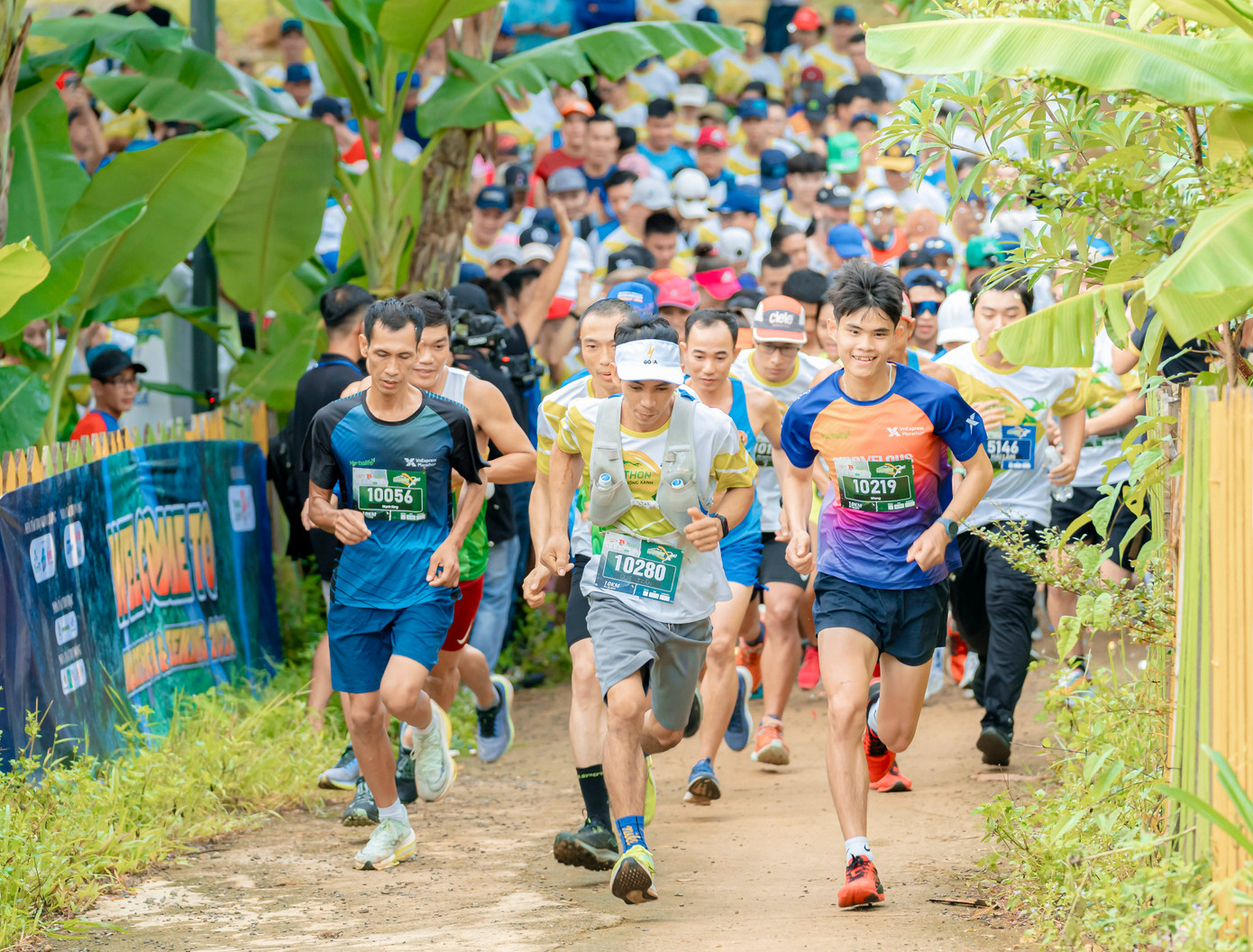 Hơn 500 vận động viên tham gia giải chạy vì môi trường.