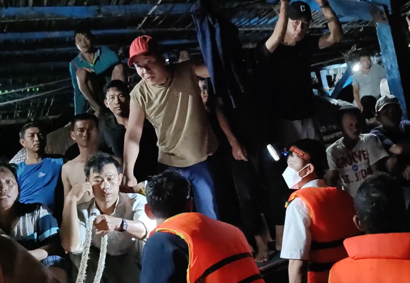 Lực lượng tàu Hải quân 467 trao đổi với các ngư dân Quảng Nam gặp nạn.