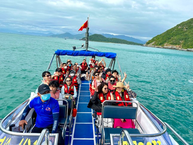 Du khách Trung Quốc đi cano tham quan vịnh Nha Trang - Khánh Hòa. Ảnh: C.H.