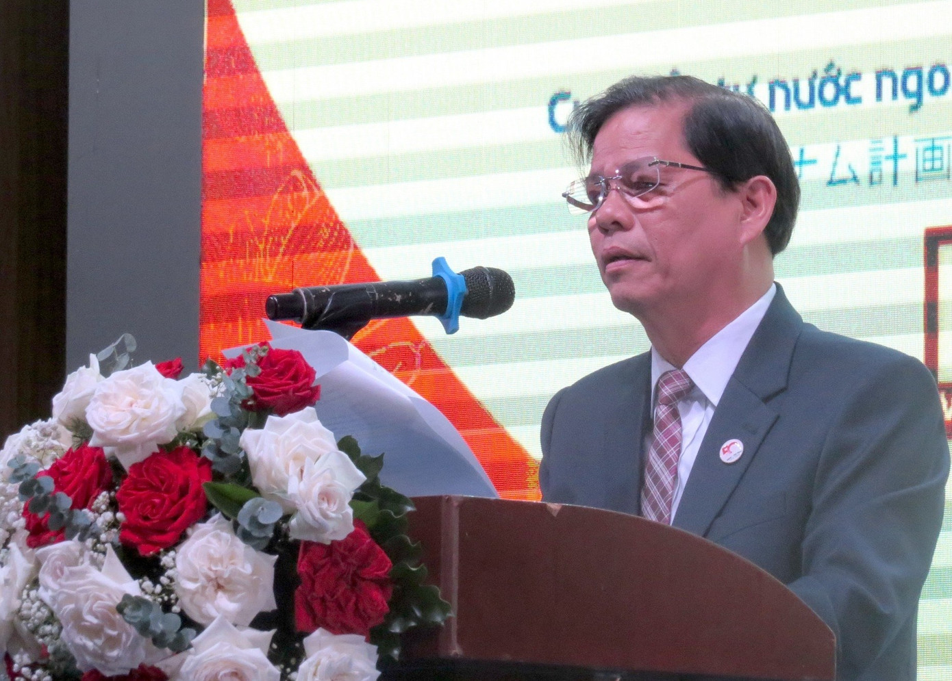 Chủ tịch UBND tỉnh Khánh Hòa Nguyễn Tấn Tuân phát biểu tại hội nghị. Chủ tịch UBND tỉnh Khánh Hòa Nguyễn Tấn Tuân phát biểu tại hội nghị.