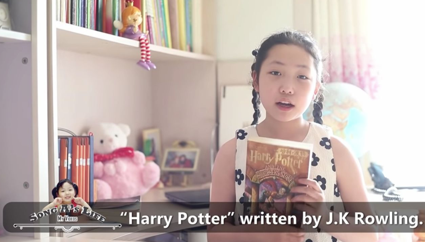 Song A cầm cuốn Harry Potter trong video giới thiệu về bản thân Song A cầm cuốn Harry Potter trong video giới thiệu về bản thân