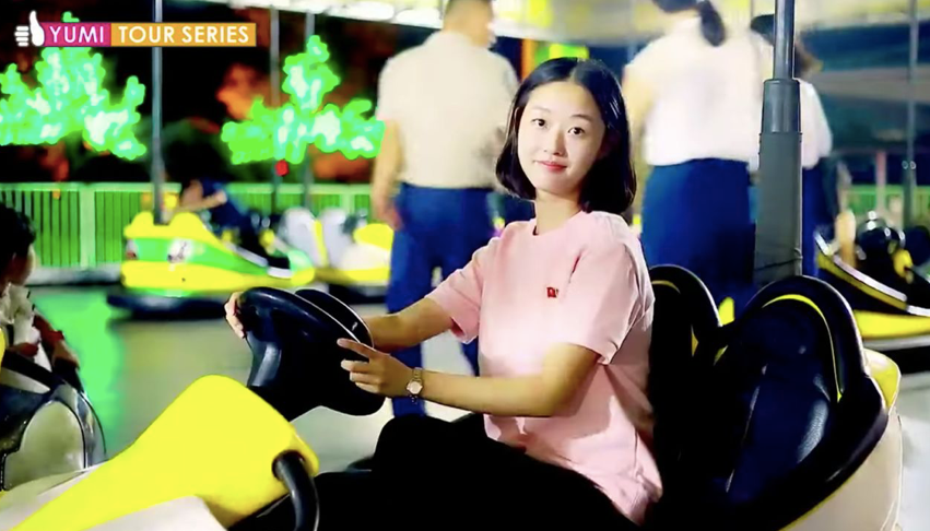 YouTuber Triều Tiên YuMi chơi trong một công viên ở Bình Nhưỡng YouTuber Triều Tiên YuMi chơi trong một công viên ở Bình Nhưỡng