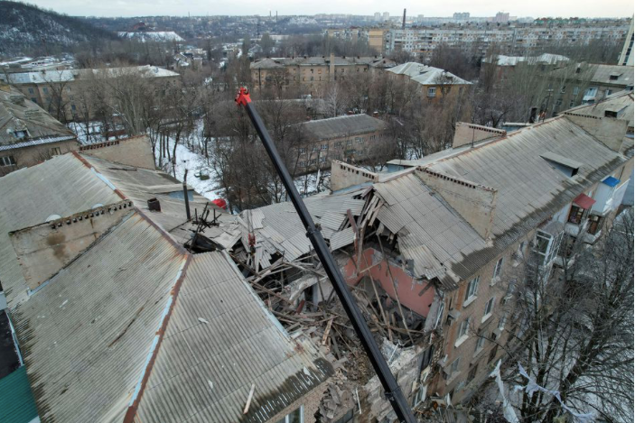 Cần cẩu đang thu dọn hiện trường của một toà nhà bị hư hại ở Donetsk ngày 4/2 Cần cẩu đang thu dọn hiện trường của một toà nhà bị hư hại ở Donetsk ngày 4/2