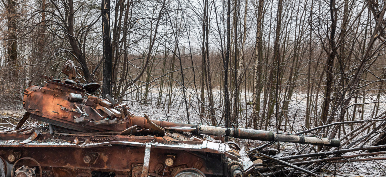 Một chiếc xe tăng bị phá huỷ ở làng Kuhari, ngoại ô thủ đô Kiev của Ukraine. (Ảnh: Getty) Một chiếc xe tăng bị phá huỷ ở làng Kuhari, ngoại ô thủ đô Kiev của Ukraine. (Ảnh: Getty)