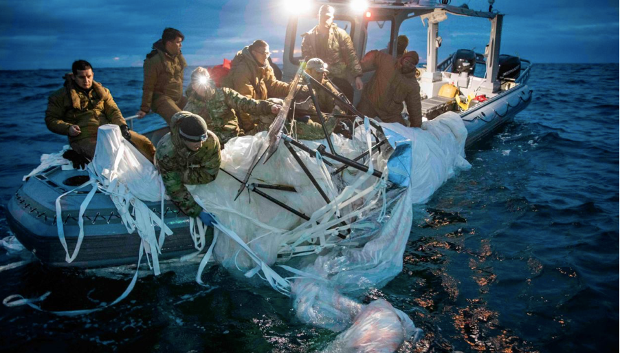 Hải quân Mỹ vớt xác khinh khí cầu Trung Quốc bị bắn rơi cuối tuần qua. (Ảnh: Hải quân Mỹ) Hải quân Mỹ vớt xác khinh khí cầu Trung Quốc bị bắn rơi cuối tuần qua. (Ảnh: Hải quân Mỹ)