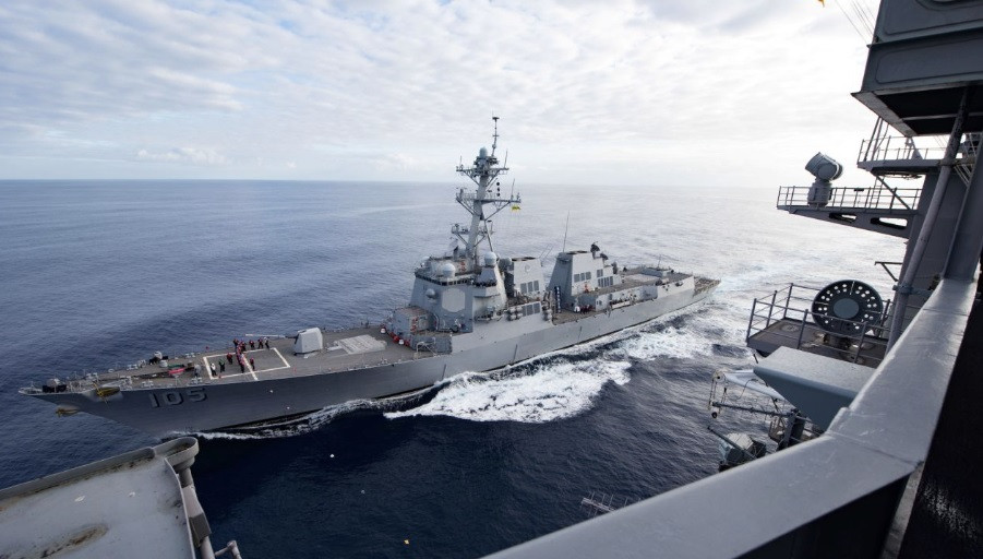 Tàu khu trục tên lửa dẫn đường USS Dewey đi cạnh tàu sân bay USS Carl Vinson của Hải quân Mỹ, tháng 11/2018. Ảnh: US Navy