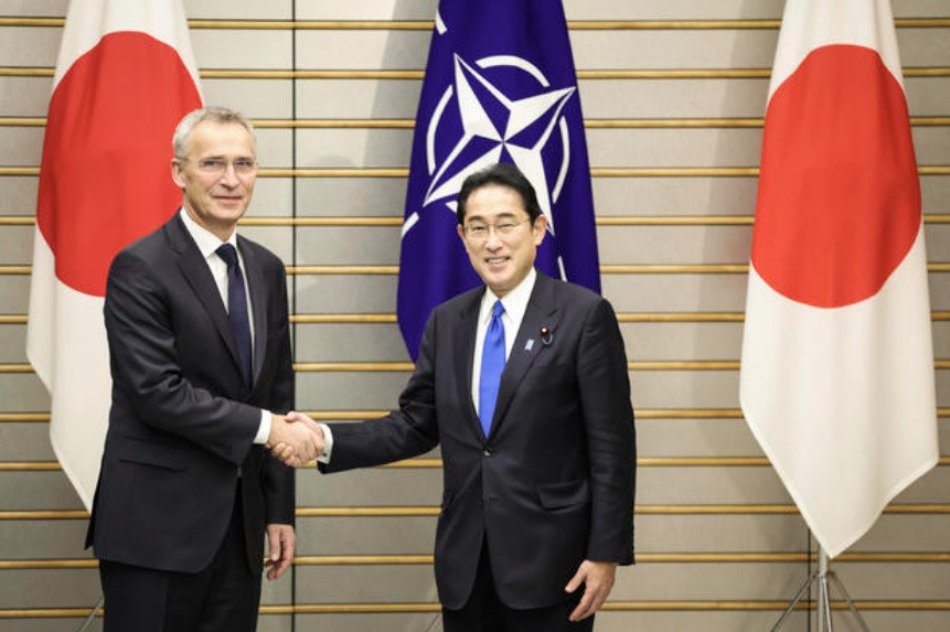 Tổng thư ký NATO Jens Stoltenberg (trái) trong cuộc gặp Thủ tướng Nhật Bản Fumio Kishida ngày 31/1. (Ảnh: AP) Tổng thư ký NATO Jens Stoltenberg (trái) trong cuộc gặp Thủ tướng Nhật Bản Fumio Kishida ngày 31/1. (Ảnh: AP)