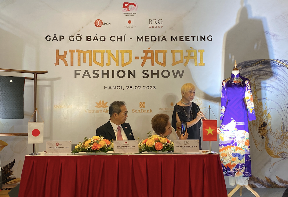 Nhà thiết kế Kobayashi Eiko giới thiệu bộ áo dài do bà may bằng vải kimono cổ. (Ảnh: Thu Loan)