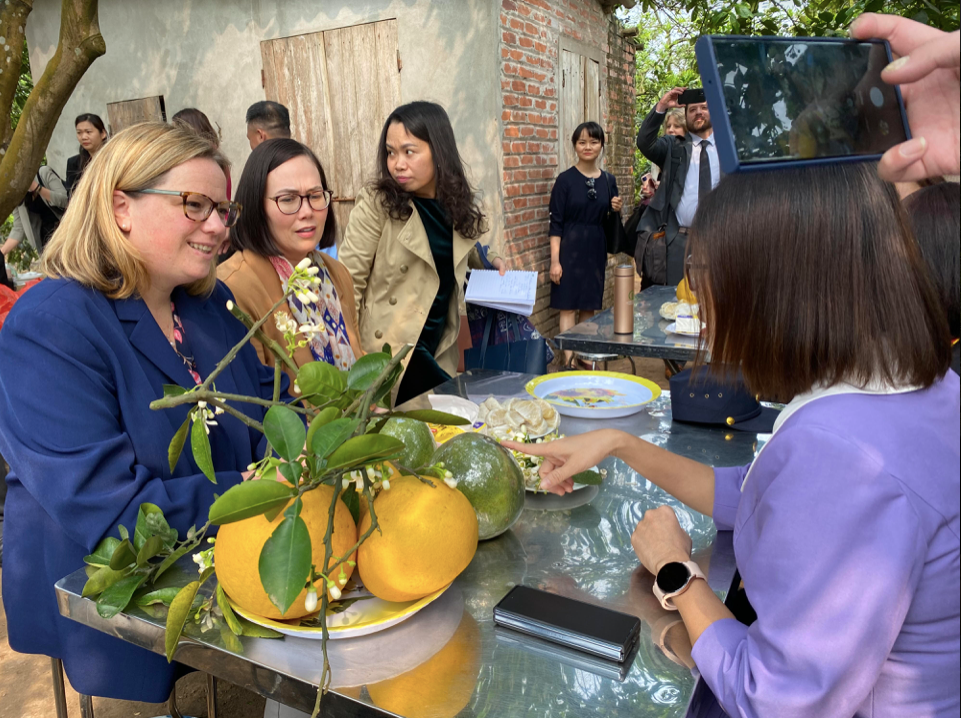 Hai thứ trưởng Mỹ nghe chia sẻ thông tin về bưởi Diễn. (Ảnh: Thu Loan) Hai thứ trưởng Mỹ nghe chia sẻ thông tin về bưởi Diễn. (Ảnh: Thu Loan)