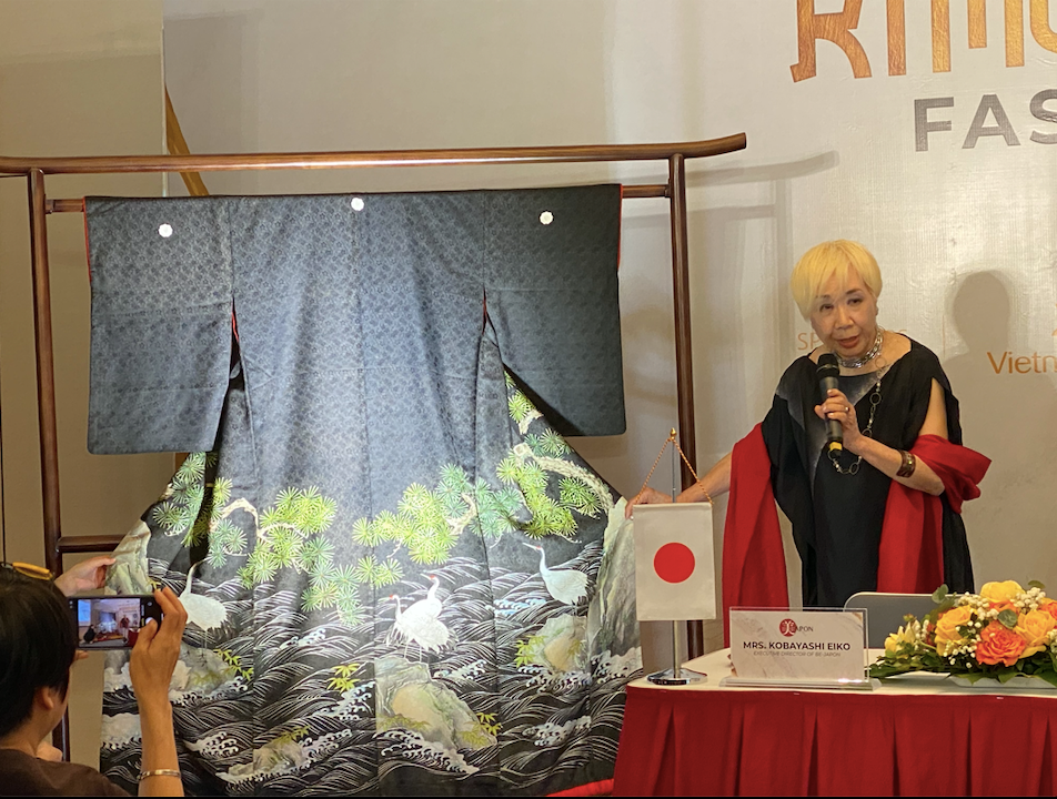 Nhà thiết kế Kobayashi Eiko giới thiệu bộ kimono hơn 100 năm tuổi, trước đây chỉ dành cho các võ sĩ hoặc đại thương nhân Nhật Bản. (Ảnh: Thu Loan)