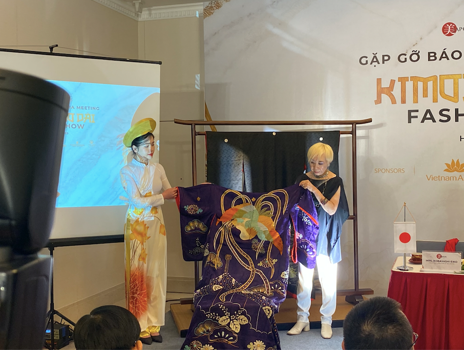 Nhà thiết kế Kobayashi Eiko giới thiệu bộ kimono cổ dành cho phụ nữ quý tộc Nhật Bản trước đây. (Ảnh: Thu Loan)