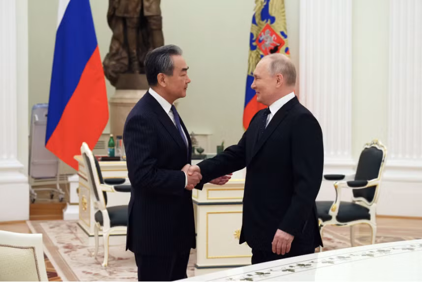 Tổng thống Nga Vladimir Putin tiếp nhà ngoại giao Trung Quốc Vương Nghị. Ảnh: RT