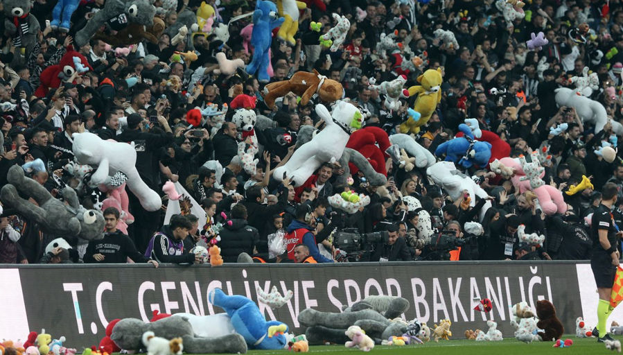 Khán giả ném hàng loạt thú nhồi bông xuống sân vận động trong trận đấu giữa hai câu lạc bộ Beşiktaş và Antalyaspor Khán giả ném hàng loạt thú nhồi bông xuống sân vận động trong trận đấu giữa hai câu lạc bộ Beşiktaş và Antalyaspor