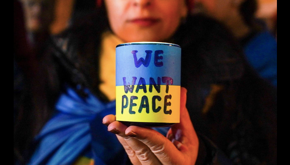 Người dân đốt nến kêu gọi hoà bình ở Ukraine. (Ảnh: Reuters)