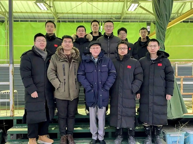 Ông Yuriy Semenov chụp ảnh cùng nhóm nhà khoa học Trung Quốc. Bức ảnh này sau đó đã bị xóa khỏi nhiều tờ báo Trung Quốc