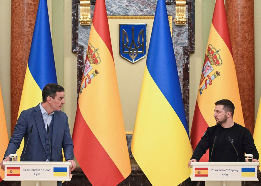 Tổng thống Ukraine Volodymir Zelensky trong cuộc họp báo chung với Thủ tướng Tây Ban Nha Pedro Sanchez, ngày 23/2. Ảnh: AP Tổng thống Ukraine Volodymir Zelensky trong cuộc họp báo chung với Thủ tướng Tây Ban Nha Pedro Sanchez, ngày 23/2. Ảnh: AP