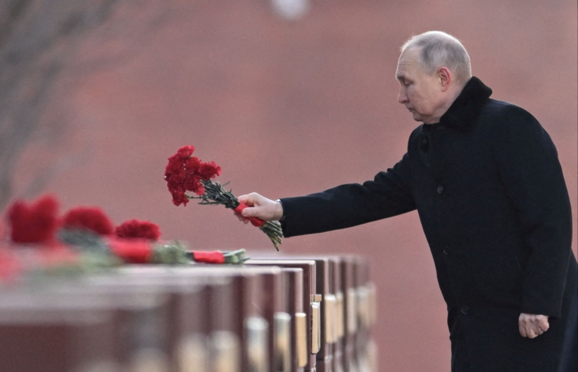 Tổng thống Nga Vladimir Putin đặt hoa tưởng niệm những người anh hùng trong cuộc chiến chống phát xít Đức Tổng thống Nga Vladimir Putin đặt hoa tưởng niệm những người anh hùng trong cuộc chiến chống phát xít Đức
