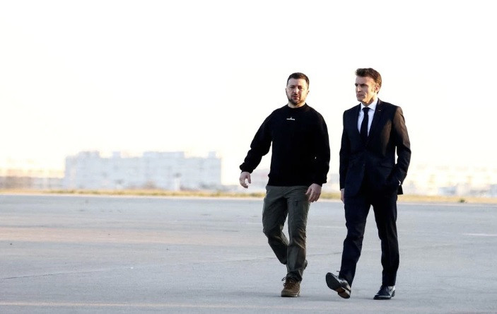 Tổng thống Pháp Emmanuel Macron và người đồng cấp Ukraine Volodymir Zelensky cùng ra sân bay sang Brussels dự thượng đỉnh EU ngày 9/2