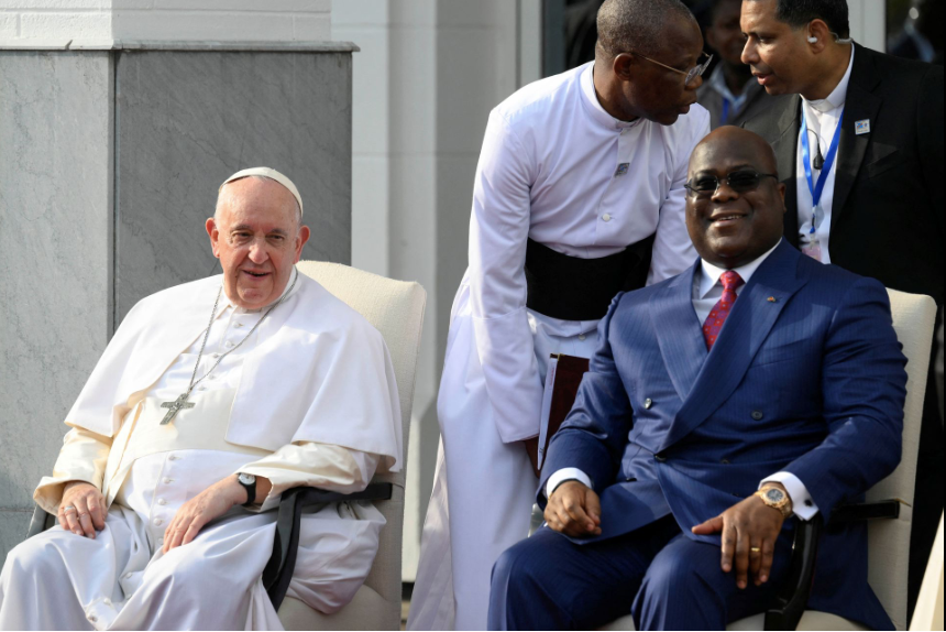 Giáo hoàng Francis (trái) ngồi cạnh Tổng thống CHDC Congo Felix Tshisekedi