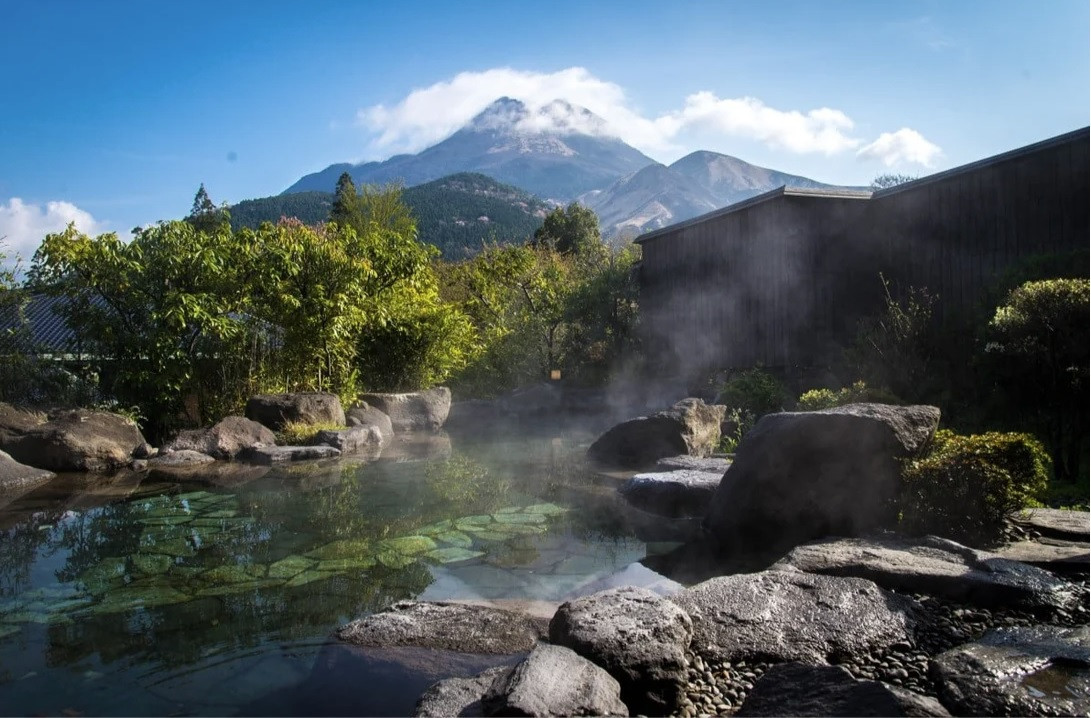 Một khu suối nước nóng ngoài trời ở Nhật Bản