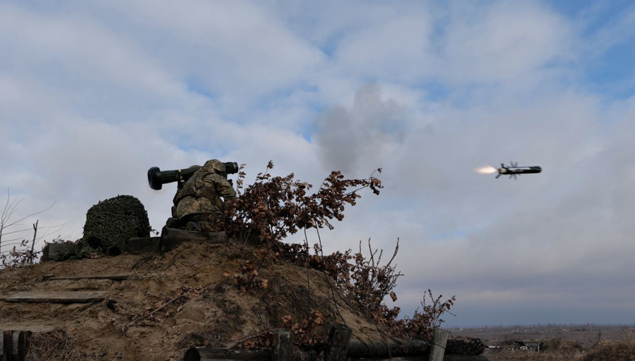 Lính Ukraine phóng tên lửa vác vai Javelin trong một đợt huấn luyện Lính Ukraine phóng tên lửa vác vai Javelin trong một đợt huấn luyện