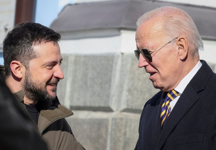 Tổng thống Mỹ Joe Biden trong cuộc gặp người đồng cấp Ukraine Volodymir Zelensky tại Kiev, ngày 20/2. Ảnh: AP Tổng thống Mỹ Joe Biden trong cuộc gặp người đồng cấp Ukraine Volodymir Zelensky tại Kiev, ngày 20/2. Ảnh: AP