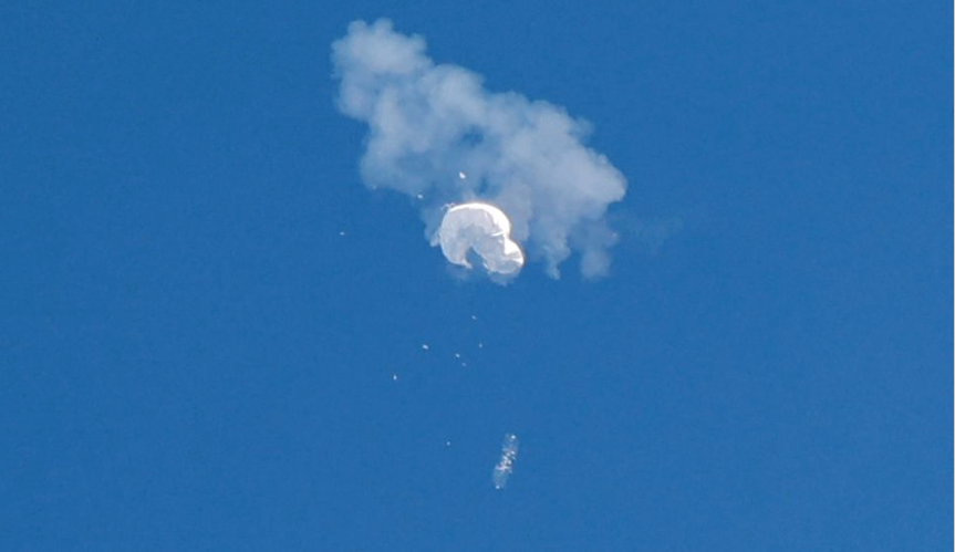 Khinh khí cầu Trung Quốc bị tiêm kích Mỹ bắn rơi. Ảnh: AP