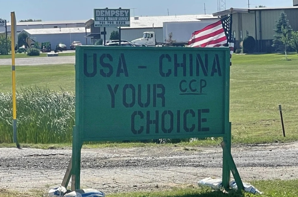 Một tấm biển ở Grand Forks, Bắc Dakota, nơi dự án của tập đoàn Fufeng gây lo ngại nguy cơ do thám Một tấm biển ở Grand Forks, Bắc Dakota, nơi dự án của tập đoàn Fufeng gây lo ngại nguy cơ do thám