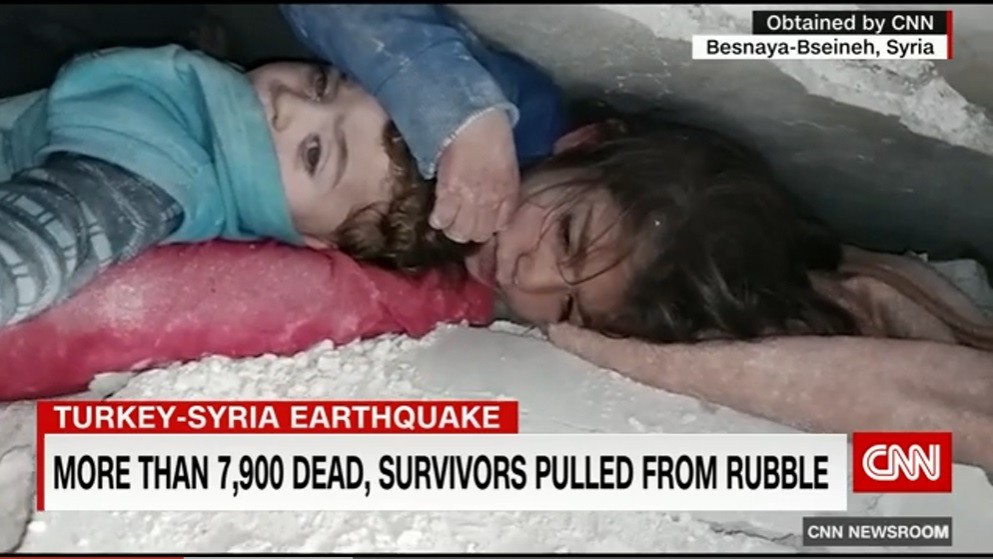 Hình ảnh cô bé 7 tuổi người Syria dùng tay che chở cho em trai khi hai chị em mắc kẹt sau vụ động đất. (Ảnh: CNN) Hình ảnh cô bé 7 tuổi người Syria dùng tay che chở cho em trai khi hai chị em mắc kẹt sau vụ động đất. (Ảnh: CNN)