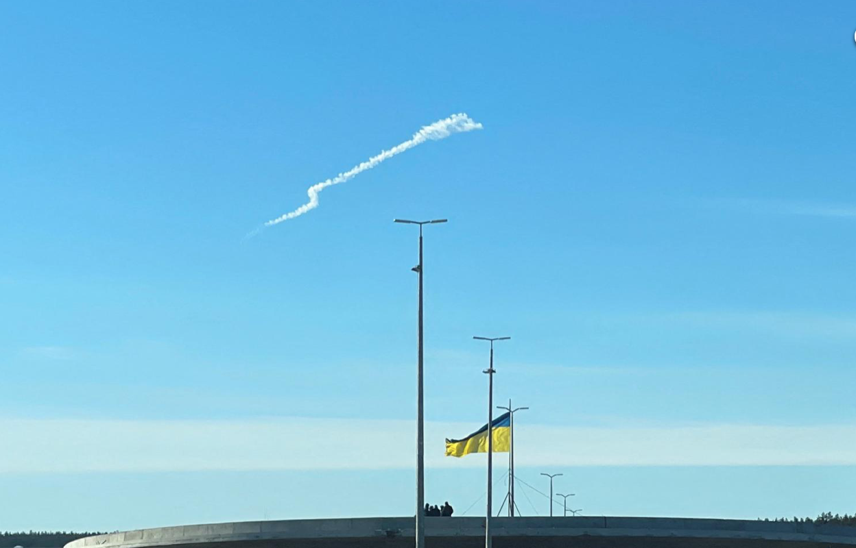 Dấu vết tên lửa trên bầu trời Kiev ngày 15/2