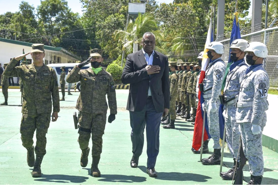 Bộ trưởng Quốc phòng Mỹ Lloyd Austin trong chuyến thăm Philippines ngày 2/1. (Ảnh: AP) Bộ trưởng Quốc phòng Mỹ Lloyd Austin trong chuyến thăm Philippines ngày 2/1. (Ảnh: AP)