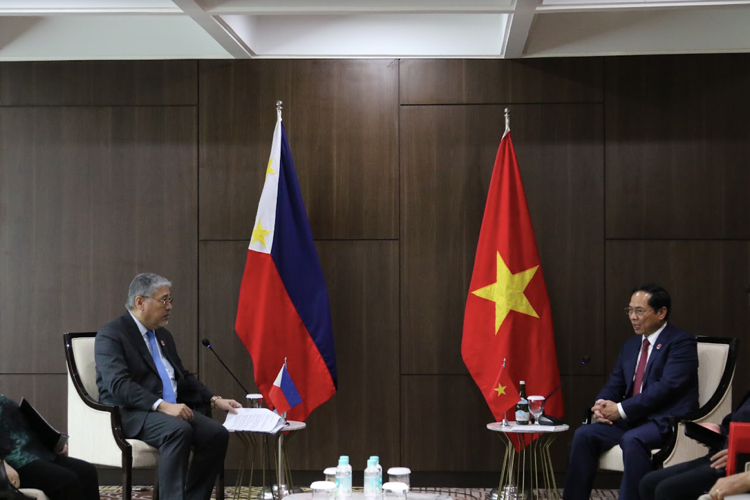 Bộ trưởng Bùi Thanh Sơn trong cuộc gặp người đồng cấp Philippines Enrique A. Manalo ngày 3/2. (Ảnh: Mofa)