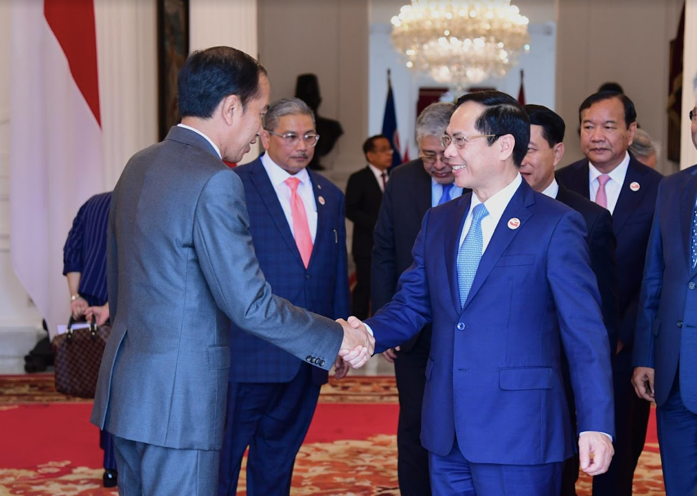 Bộ trưởng Ngoại giao Bùi Thanh Sơn chào Tổng thống Indonesia Joko Widodo