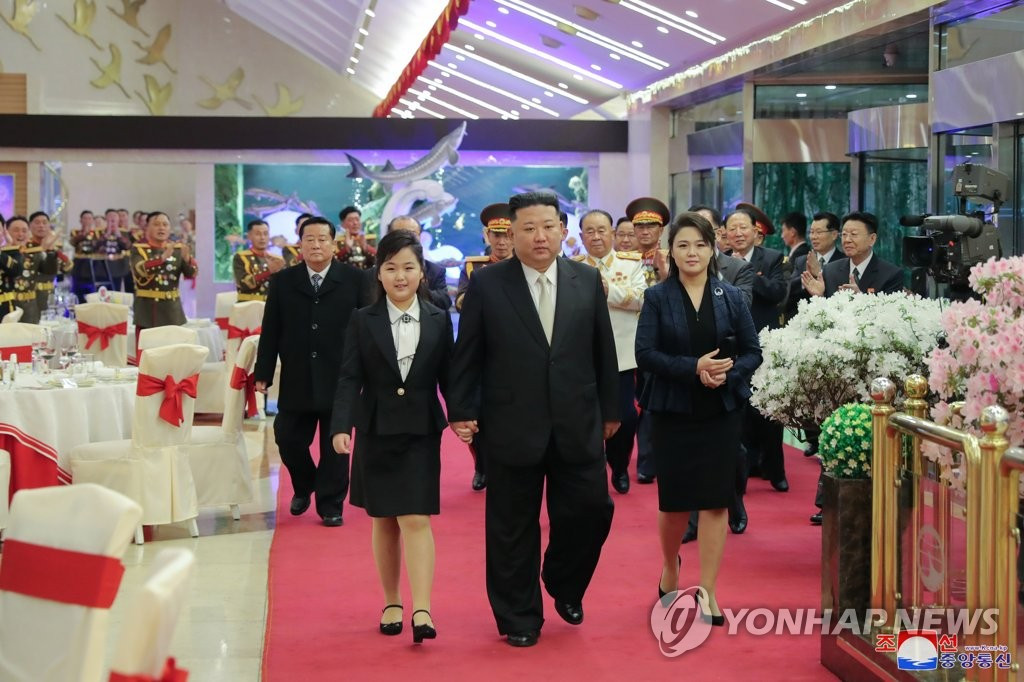 Ông Kim Jong Un cầm tay con gái
