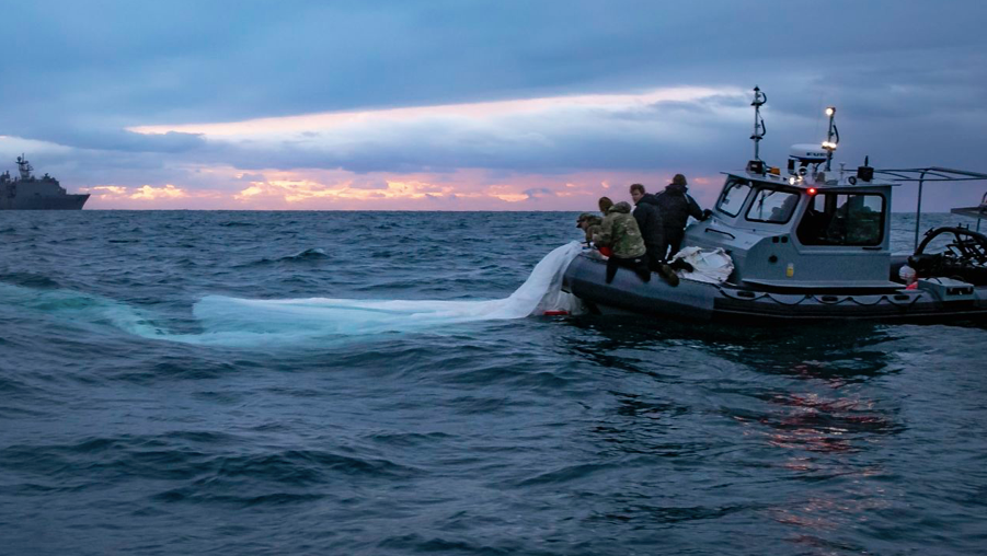 Xác khinh khí cầu rơi xuống vùng biển Myrtle, bang Nam Carolina. (Ảnh: Hải quân Mỹ) Xác khinh khí cầu rơi xuống vùng biển Myrtle, bang Nam Carolina. (Ảnh: Hải quân Mỹ)