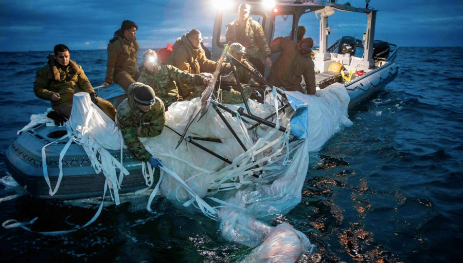 Các thuỷ thủ Mỹ vớt xác khinh khí cầu Trung Quốc rơi xuống biển. (Ảnh: Hải quân Mỹ) Các thuỷ thủ Mỹ vớt xác khinh khí cầu Trung Quốc rơi xuống biển. (Ảnh: Hải quân Mỹ)