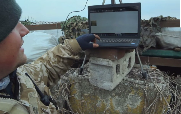 Binh lính Ukraine có thể điều khiển máy bay không người lái bằng máy tính sử dụng tín hiệu vệ tinh Starlink Binh lính Ukraine có thể điều khiển máy bay không người lái bằng máy tính sử dụng tín hiệu vệ tinh Starlink