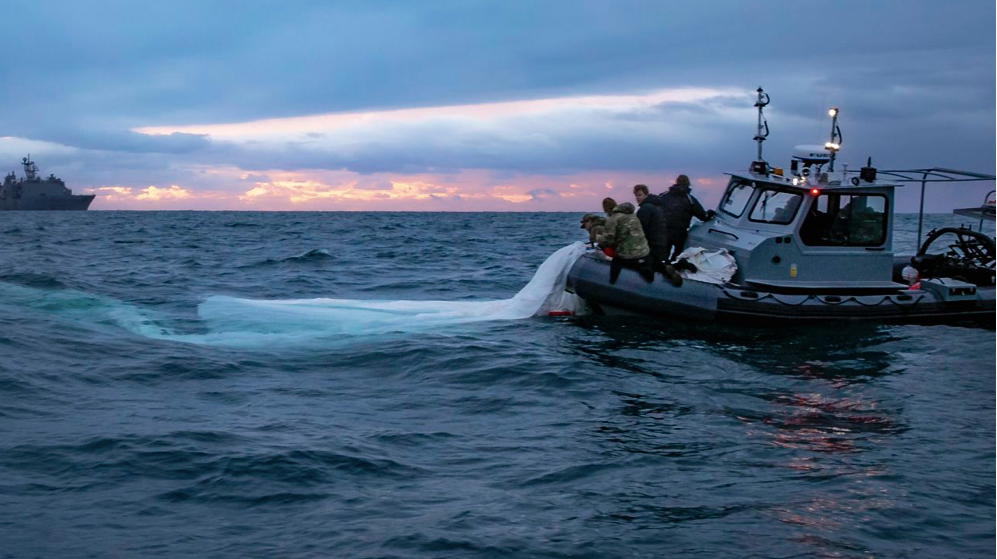 Hải quân Mỹ vớt xác khí cầu Trung Quốc Hải quân Mỹ vớt xác khí cầu Trung Quốc