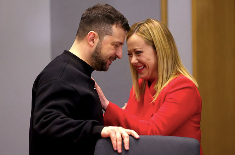 Thủ tướng Ý Giorgia Meloni gặp Tổng thống Ukraine Volodymir Zelensky bên lề thượng đỉnh EU ngày 9/2. (Ảnh: AP) Thủ tướng Ý Giorgia Meloni gặp Tổng thống Ukraine Volodymir Zelensky bên lề thượng đỉnh EU ngày 9/2. (Ảnh: AP)