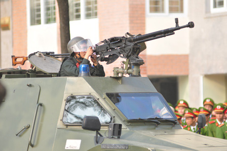 Bầu không khí căng như dây đàn với những súng thị uy của bọn khủng bố phát ra từ nơi trú ẩn