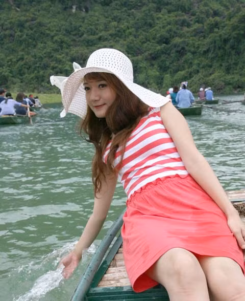 Nâng niu những giọt nước trong veo Hoà tan trong là nước mát xanh Muốn bay lên trước phong cảnh hữu tình Bên bến đò thanh bình