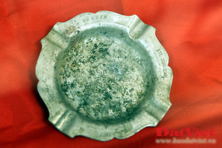 Gạt tàn thuốc lá được làm từ xác chiếc máy bay Mỹ thứ 2.600 bị bắn rơi trên bầu trời miền Bắc Việt Nam. Trên gạt tàn còn có các dòng chữ QĐNDVN (Quân đội Nhân dân Việt Nam), BTLCB (Bộ Tư lệnh Công binh). Nhà viết kịch Tào Mạt đã sử dụng gạt tàn này trong nhiều năm