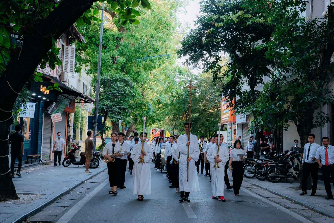 Đoàn rước kiệu đi qua.